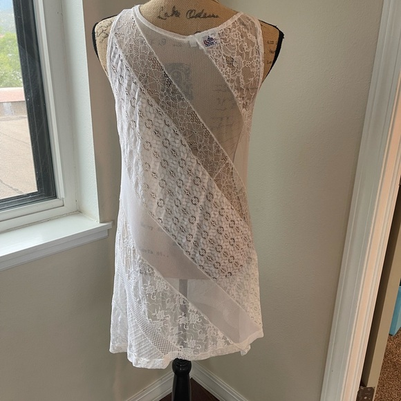 Ver’E’Ne Lace dress. Medium. - Picture 3 of 5